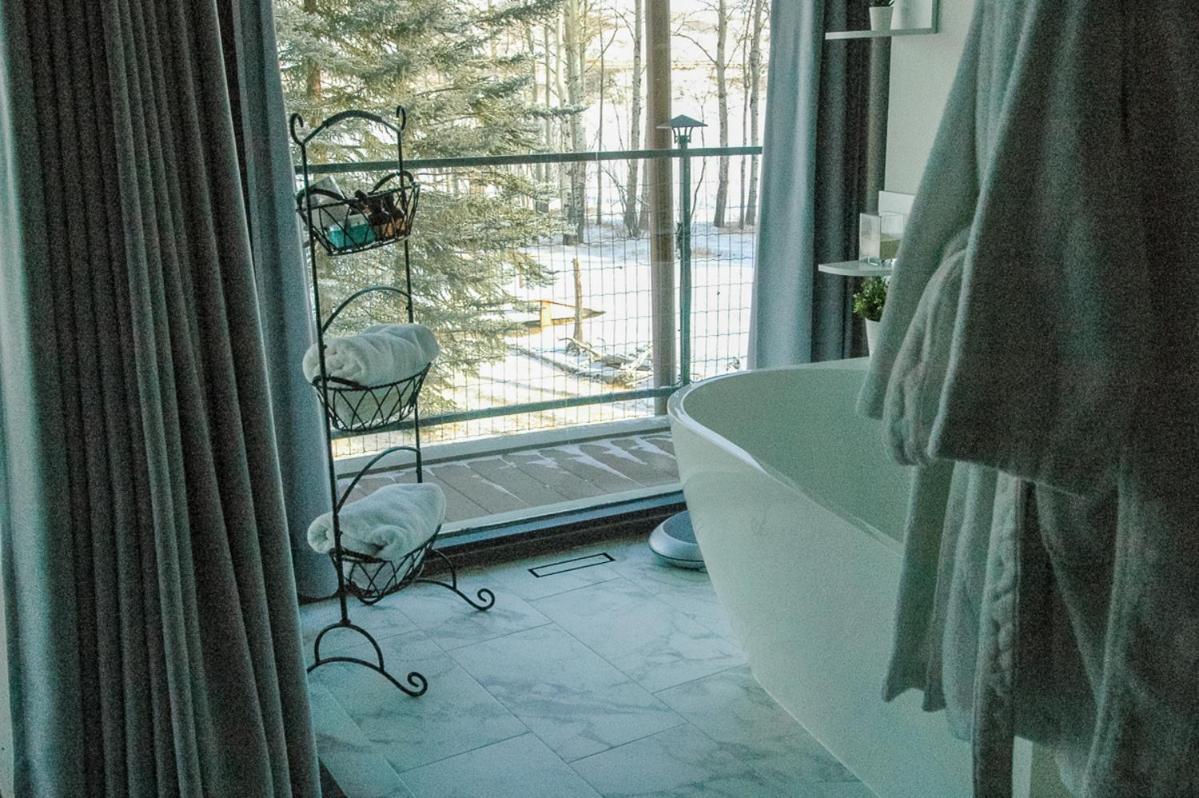 Roundhouse Grotto Bed & Breakfast Calgary Bagian luar foto