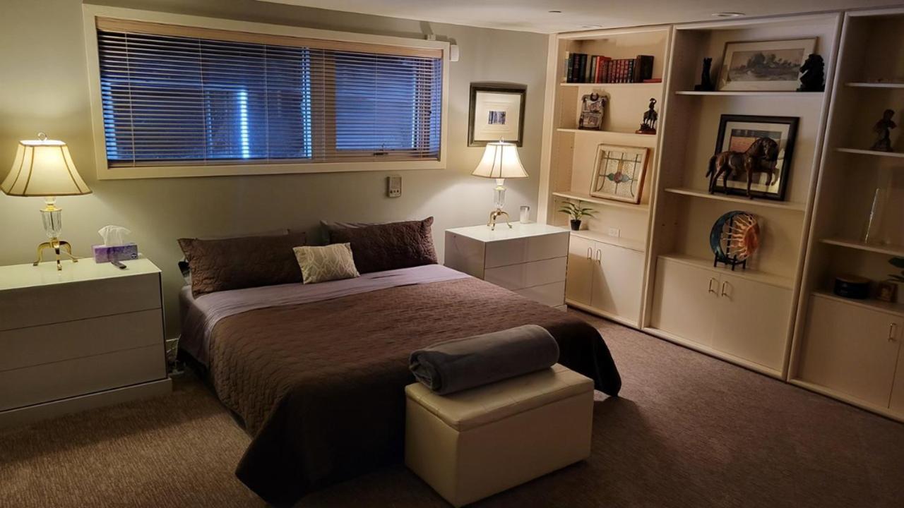 Roundhouse Grotto Bed & Breakfast Calgary Bagian luar foto