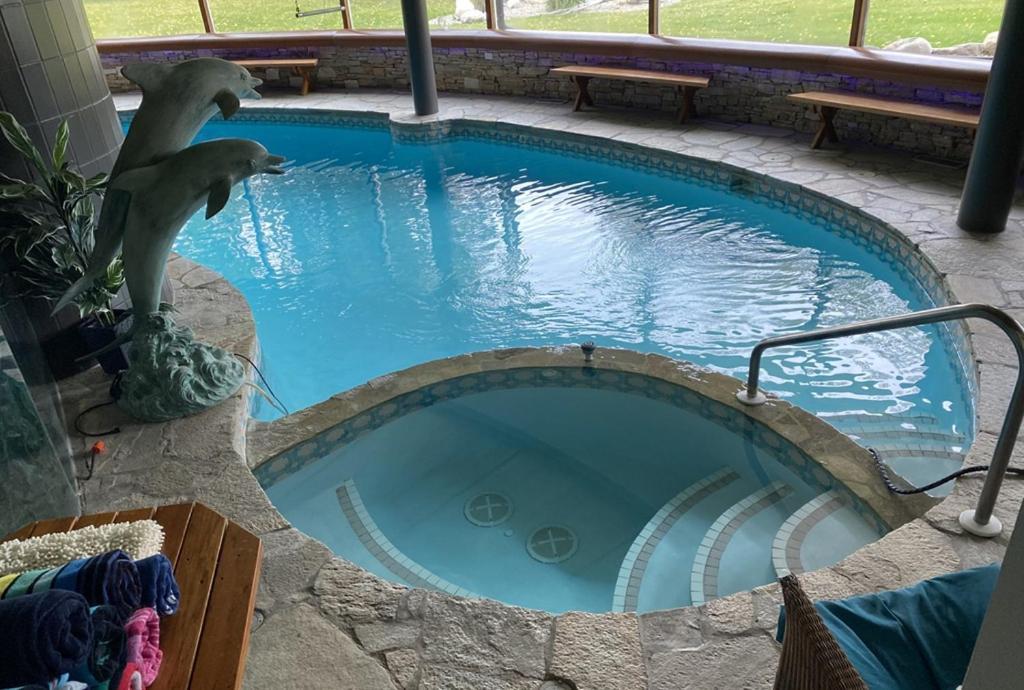 Roundhouse Grotto Bed & Breakfast Calgary Bagian luar foto