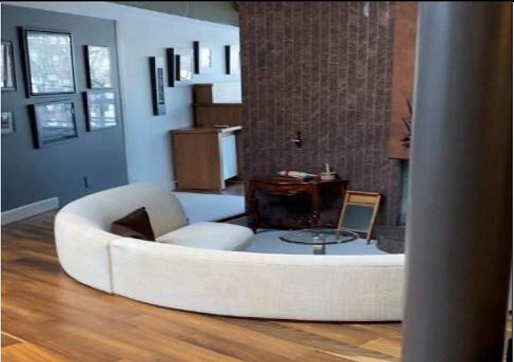Roundhouse Grotto Bed & Breakfast Calgary Bagian luar foto