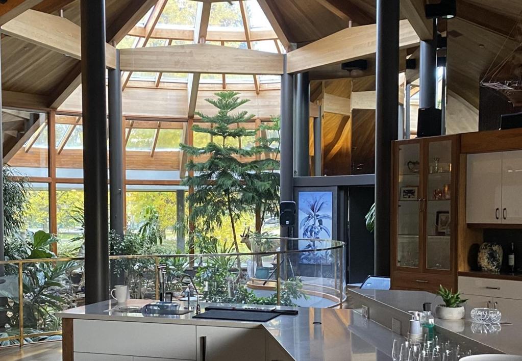 Roundhouse Grotto Bed & Breakfast Calgary Bagian luar foto