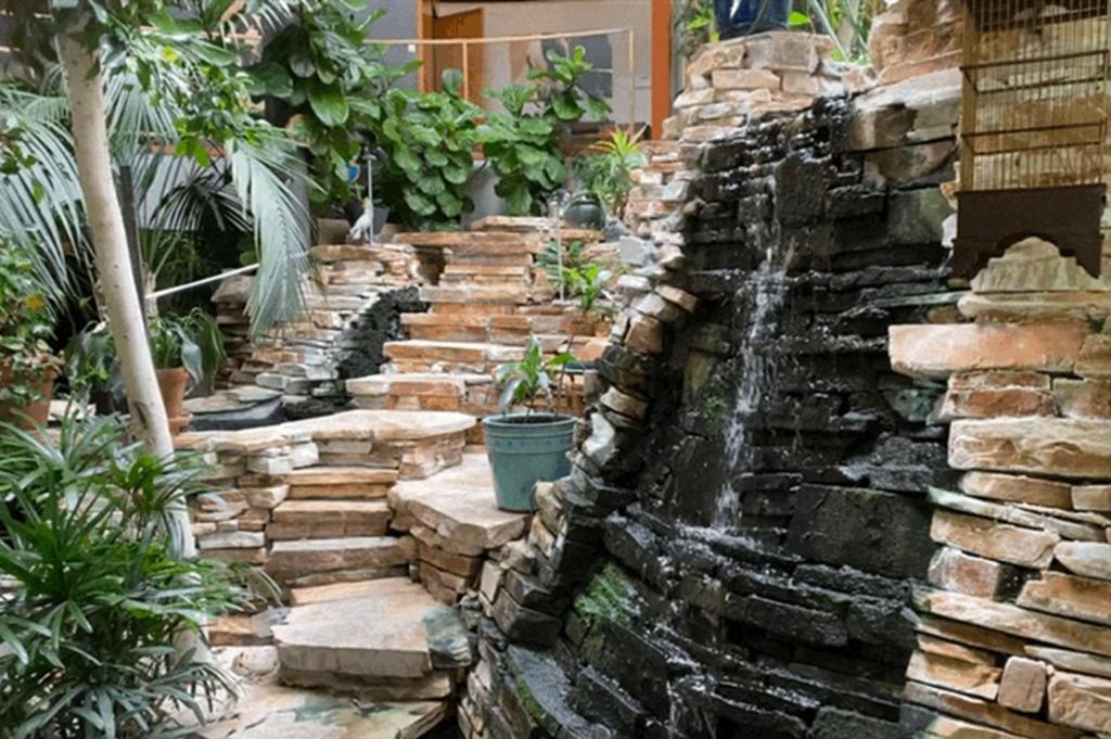 Roundhouse Grotto Bed & Breakfast Calgary Bagian luar foto